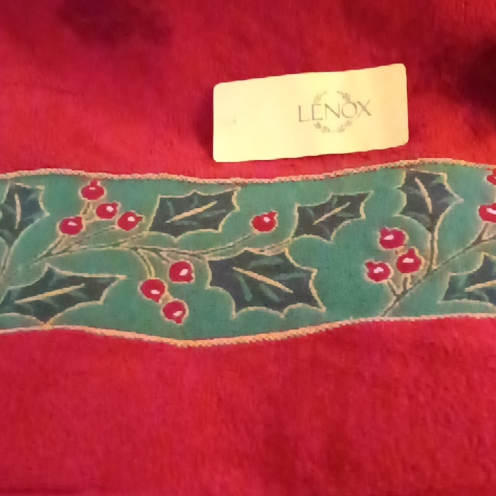 Lenox Christmas Red Green  Holly Bath Towel